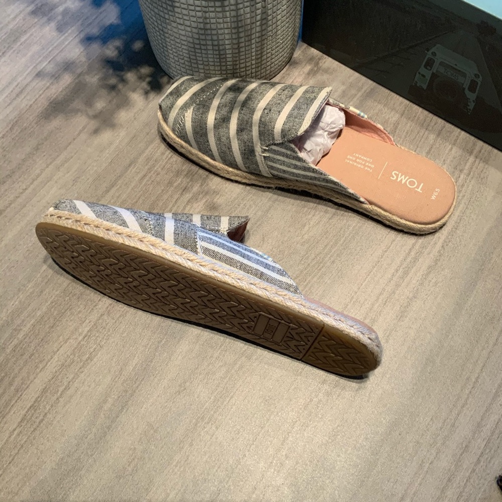 Toms - Picture 3 of 3